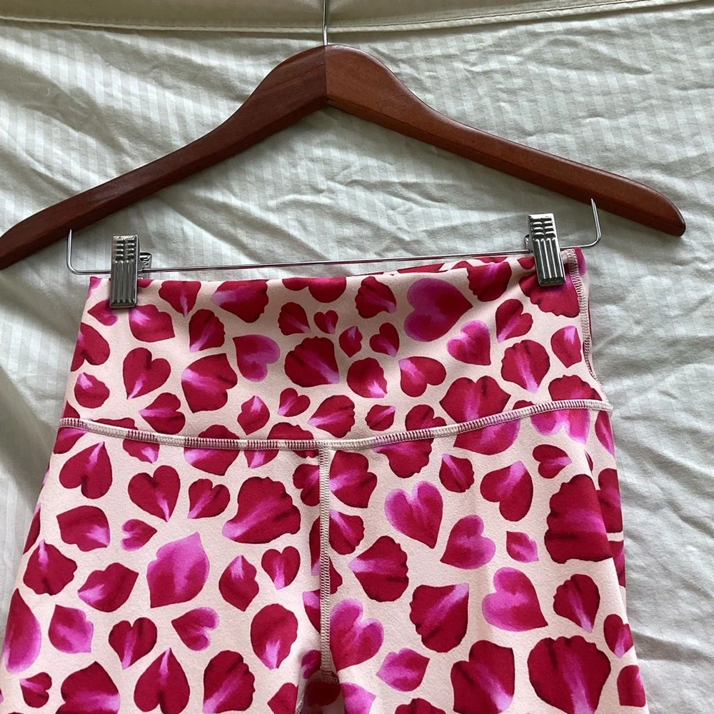 Fabletics Powerhold Heart Petal Pattern Leggings in Pink and Red, size XS - Picture 3 of 7